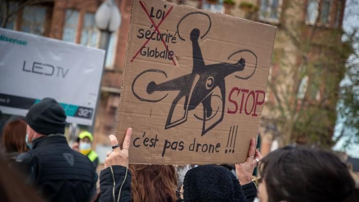 Il Consiglio di Stato mette a terra i droni per il controllo dell’ordine pubblico. In Francia